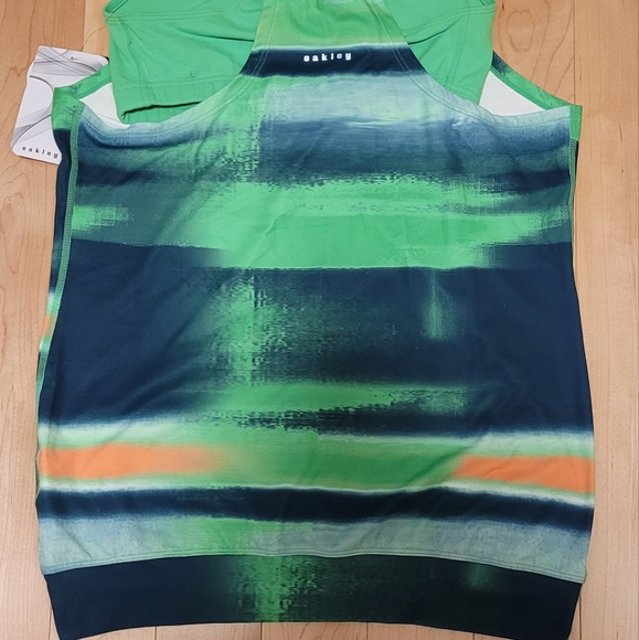 Oakley tank top with build in sports bra - Picture 4 of 7